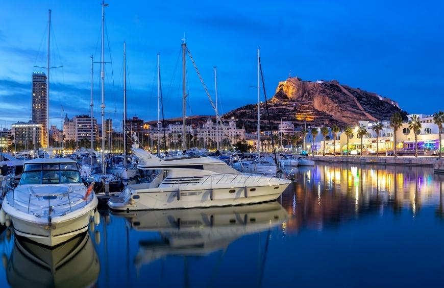 Puerto deportivo de Alicante con vistas de los barcos y la ciudad, un sitio perfecto para entregar el anillo de pedida de mano en Alicante